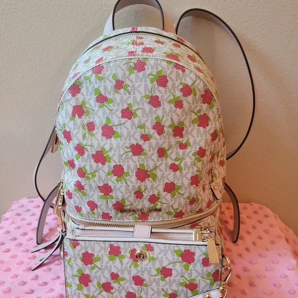 Michael Kors backpack and wallet - Picture 3 of 16